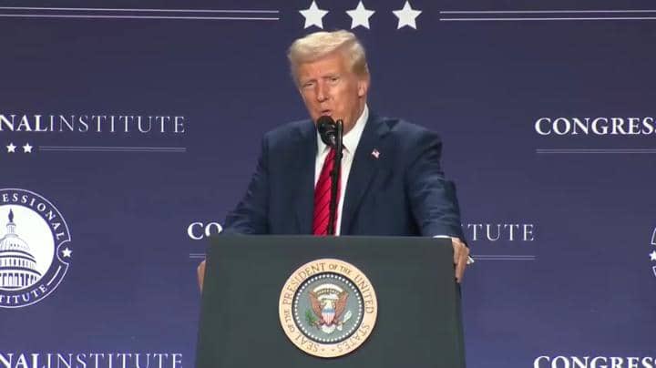 Monde24H's tweet photo. en direct: 🇺🇸 🇺🇦 Le président américain Donald Trump a critiqué le président Vladimir Zelenski sur le réseau Truth Social pour avoir refusé la proposition d'organiser une élection présidentielle en Ukraine. https://t.co/cWTpInAUyR