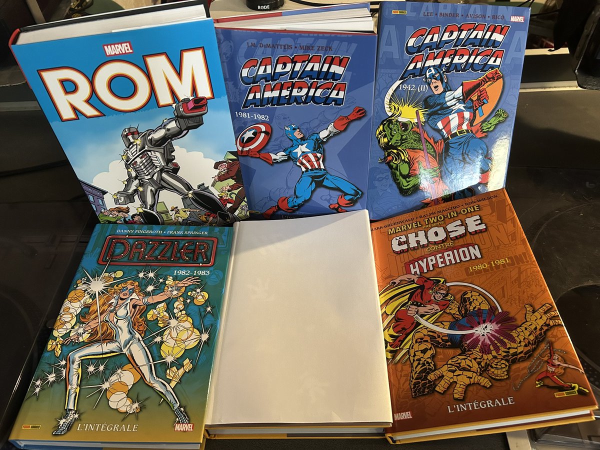 Cross/Over (@fmr_crossover) on Twitter photo Crossover 477 - des mangas Fr 🇫🇷 (même d’un DROM 🇷🇪) <a href="/OmakeManga/">Omaké Manga ★</a> #koolbooks, fin d’un manga prenant <a href="/ki_oon_Editions/">Ki-oon éditions</a>, une BD musicale délirante <a href="/BazarMuzik/">Bazar Muzik</a>, une gentille histoire d’horreur <a href="/AnkamaEditions/">Ankama Editions</a>, des intégrales <a href="/paninicomicsfra/">Panini Comics France</a> et un polar en vrille <a href="/EditionsPoints/">Éditions Points</a> Crossover 477 - des mangas Fr 🇫🇷 (même d’un DROM 🇷🇪) <a href="/OmakeManga/">Omaké Manga ★</a> #koolbooks, fin d’un manga prenant <a href="/ki_oon_Editions/">Ki-oon éditions</a>, une BD musicale délirante <a href="/BazarMuzik/">Bazar Muzik</a>, une gentille histoire d’horreur <a href="/AnkamaEditions/">Ankama Editions</a>, des intégrales <a href="/paninicomicsfra/">Panini Comics France</a> et un polar en vrille <a href="/EditionsPoints/">Éditions Points</a>