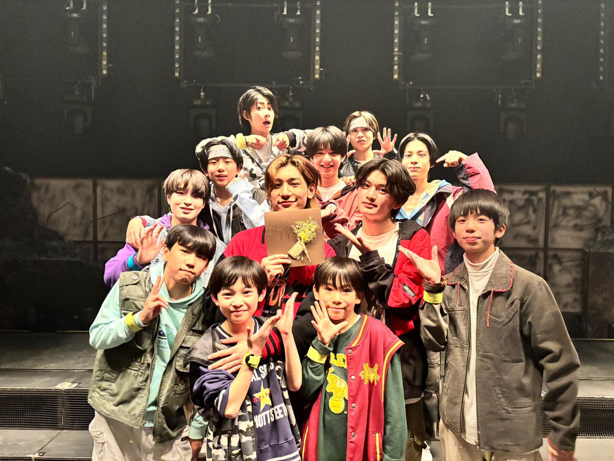 drapro_stage's tweet photo. 本日の公演も無事終演いたしました！
ご来場ありがとうございました！

本日は、寺澤小十侑 さんのお誕生日✨️🎂
みんなでお祝いしました🎉

明日23日（日）は
13:15開場/14:00開演
17:15開場/18:00開演　です
劇場でお待ちしております！！

#大逆転 #大逆転～GreatComeback～ 
#ドラプロステージ https://t.co/fJ8QdeDVsp