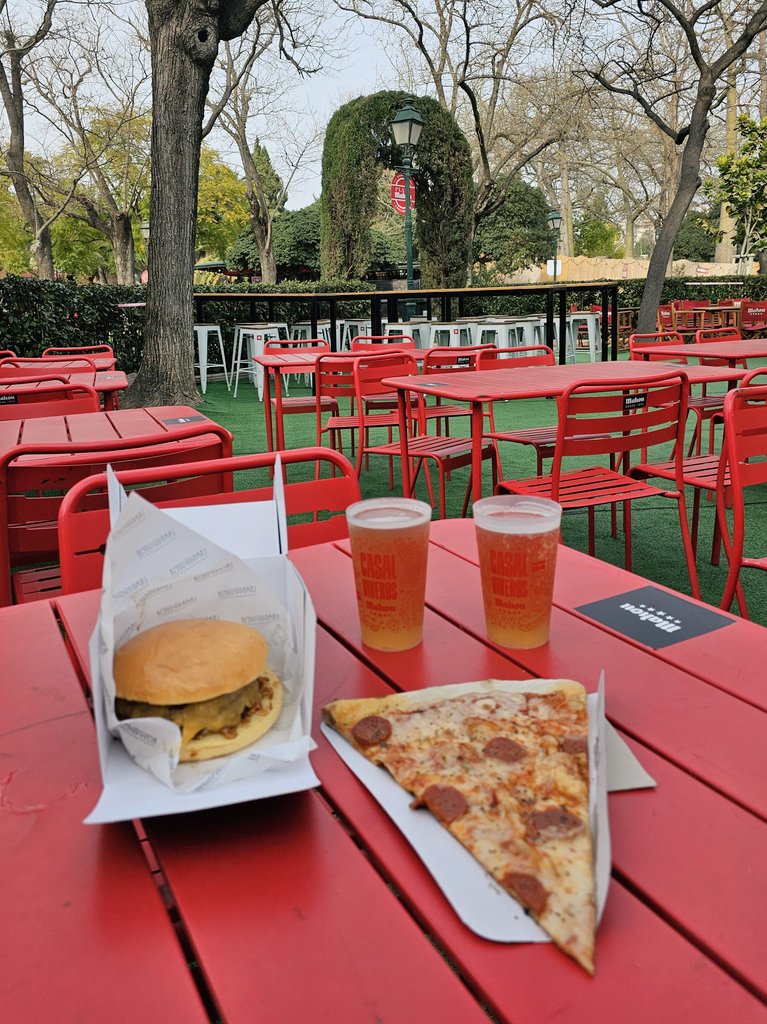 Isabela_Tulcram's tweet photo. Buen tardeo de tapeo y música en Casal Viveros. 🔥🎶🍻 #Mahou @mahou_es https://t.co/87Lqi2z9I8