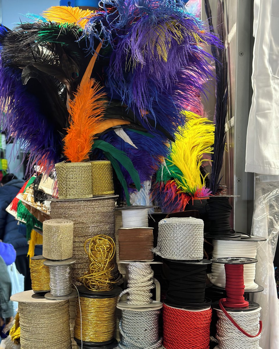 😍🎉Ja tens la teva disfressa per Carnestoltes?

Vine a Encants Barcelona i dona-li el toc final amb materials com plomes, cintes🧵, detalls brillants✨, etc. 

@mercatsbcn