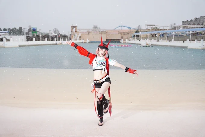 雪で誰もいなくなったプールエリア!!!!!!! #ラグコス  #乱破  #ラグコス10周年  #ラグコスプチ 駆り出された可哀想なカメラさん↓↓↓ 