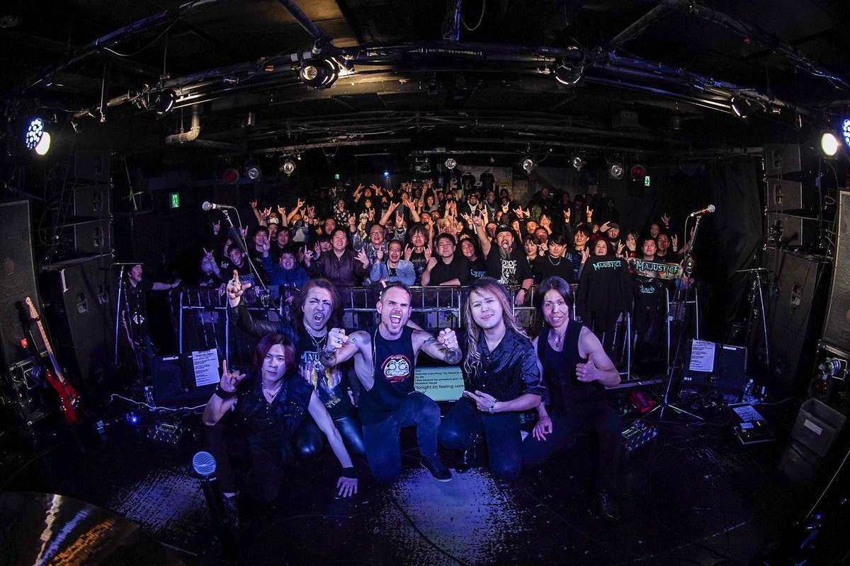 KellySIMONZ's tweet photo. さぁ昨日は @MajusticeMetal で盛り上がりましたが、今日の @DRACULEA44 も張り切って参ります😎👍✨

本日もHOLIDAY新宿で盛り上がりましょう🎸✨ https://t.co/vGoLk05CNB