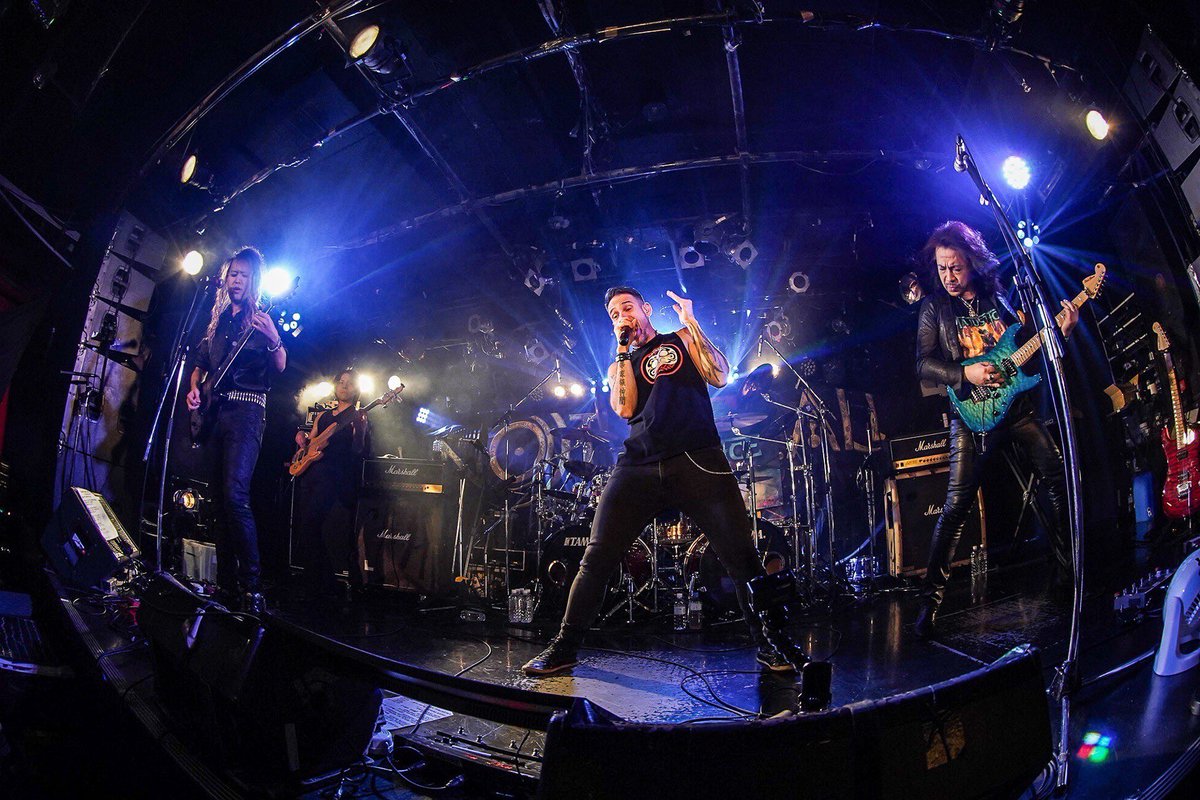 KellySIMONZ's tweet photo. さぁ昨日は @MajusticeMetal で盛り上がりましたが、今日の @DRACULEA44 も張り切って参ります😎👍✨

本日もHOLIDAY新宿で盛り上がりましょう🎸✨ https://t.co/vGoLk05CNB