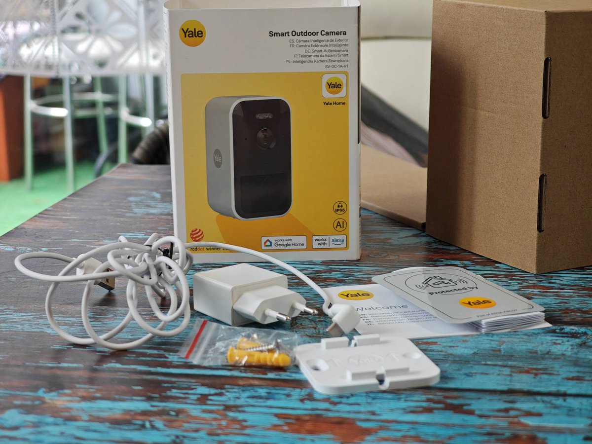 TECHNOSenior1's tweet photo. Bezpieczeństwo domu to priorytet.  Jak sprawdza się w praktyce #Yale #SmartOutdoorCamera? Czy warto w nią zainwestować? Odpowiedź znajdziesz w tej recenzji!
#własnytest
#kamera #monitoring #ochronadomu   #kamerabezprzewodowa #outdoorcamera #recenzja
https://t.co/DBBNySEcI3 https://t.co/GjKRCiziro