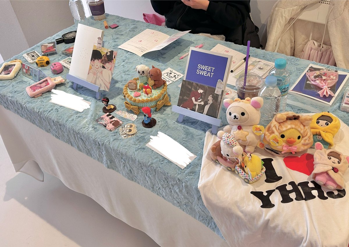 아침부터 1등으로 와서 열심히 디피를 했는데 어떻게 티가 좀 났는지 몰루겠습니다 😇
작년 9월부터 원고를 시작했는데 벌써 행사가 끝이 났네요 소장본 구매해 주신 분들 너무너무 감사합니다 항상 말하는 거고 항상 책에도 쓰는 말이지만 저는 늘 여러분 덕분에 글을 쓸 수 있었어요 🙇‍♀️🙇‍♀️
그리고