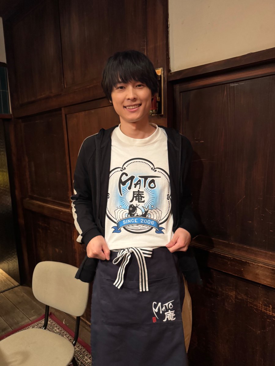 ensemble_ntv's tweet photo. ／
⚖ #アンサンブル ❄
第6話放送まであと3️⃣時間⏰
＼

蔵出しオフショット💡
週末は、MATO庵を手伝う真戸原🏮

今夜もMATO庵で
いろいろなことが…🥳
ぜひお楽しみに✨

第5話の配信は本日21:59まで‼️
第6話放送前にぜひ🙏
https://t.co/OnhVVVJhcK

#川口春奈
#松村北斗 https://t.co/gG4TRuohSB