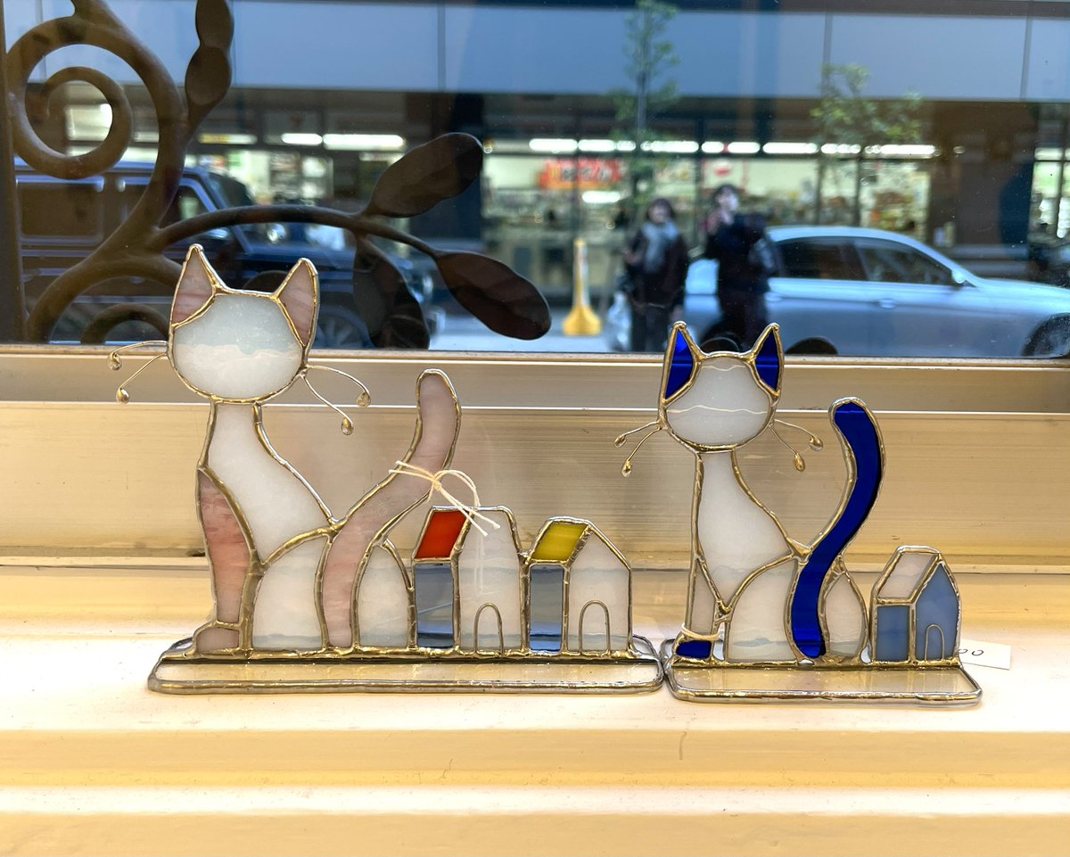 MasamiS0212's tweet photo. 猫の日のステンドグラス🐈
ピンクの桜猫さんはカードが飾れます♪

#ねこの日 #猫の日2025  #ステンドグラス https://t.co/fZZfuzacwp
