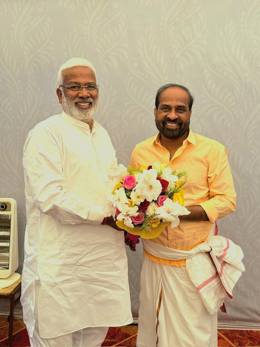 satyakumar_y's tweet photo. पवित्र महाकुंभ में सम्मिलित होने के लिए प्रयागराज पहुंचने पर स्वागत-सम्मान के लिए उत्तर प्रदेश के माननीय जलशक्ति मंत्री श्री @swatantrabjp  जी का हृदय से आभार। https://t.co/0Xa0vGShkH