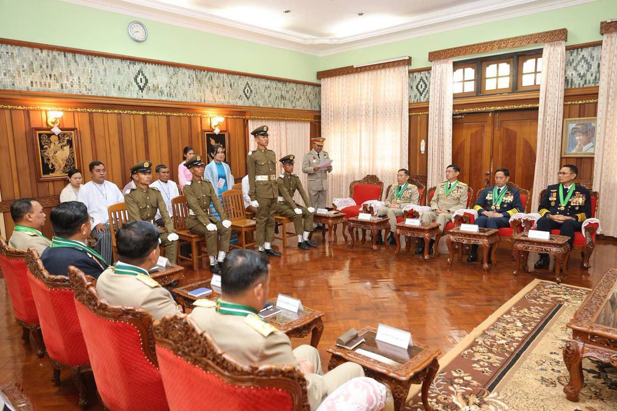 IrrawaddyNews's tweet photo. Myanmar’s junta chief Min Aung Hlaing told graduating army officers at  the Fort Bahtoo academy in southern Shan State that the military would  fight groups supporting the civilian National Unity Government and work  with anyone who wants peace.
#whatshappeninginmyanmar https://t.co/VWDBXt6WRC