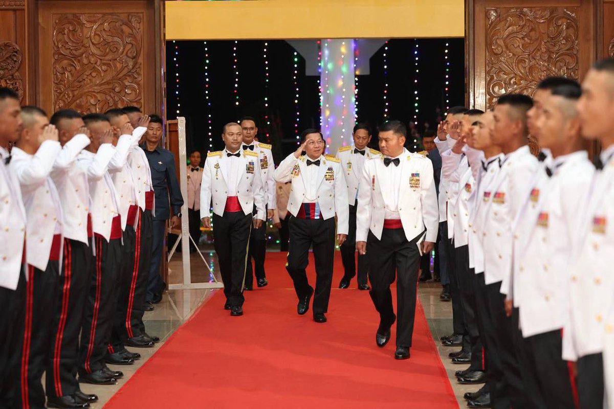 IrrawaddyNews's tweet photo. Myanmar’s junta chief Min Aung Hlaing told graduating army officers at  the Fort Bahtoo academy in southern Shan State that the military would  fight groups supporting the civilian National Unity Government and work  with anyone who wants peace.
#whatshappeninginmyanmar https://t.co/VWDBXt6WRC