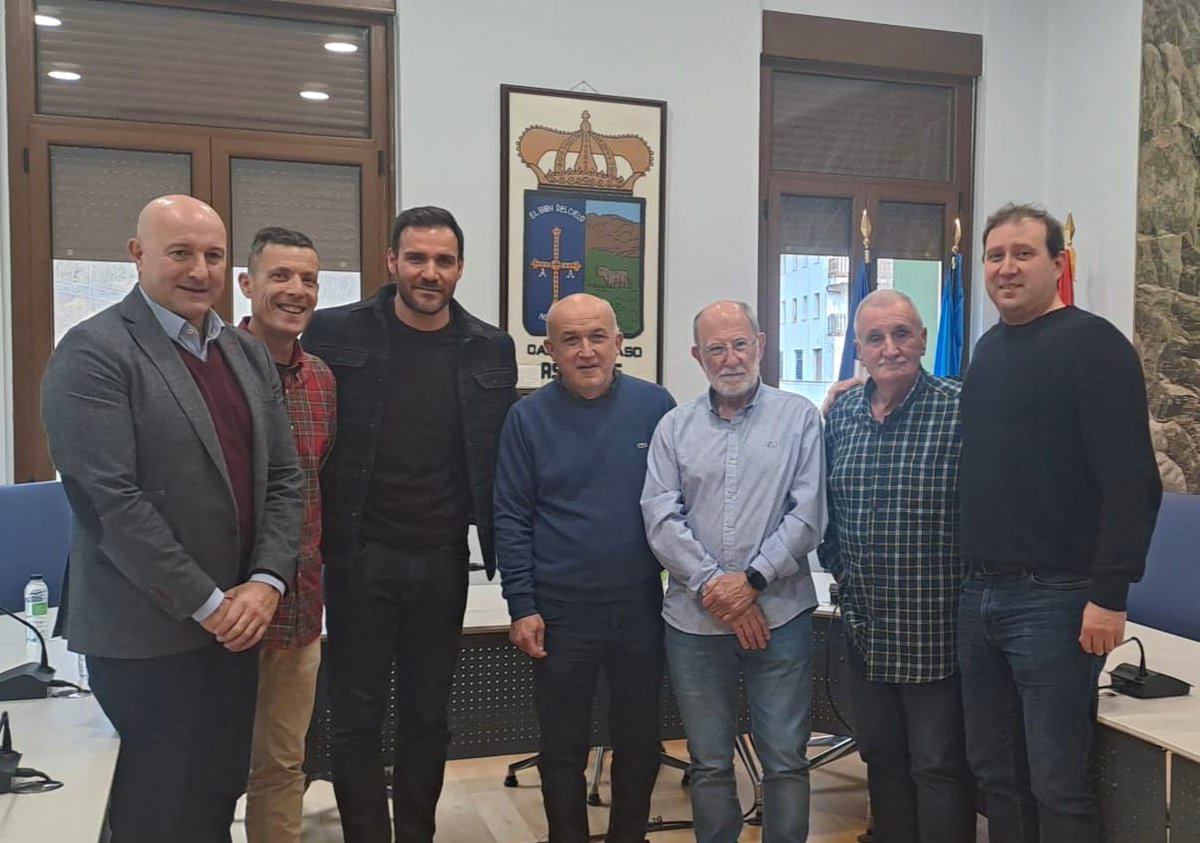 FSA_PSOE's tweet photo. 📸 Nuestro secretario de Educación y Deportes, Roberto Petón, ha asistido a la presentación de Saul Craviotto como miembro del Club Deportivo Caso de Piragüismo.

#SocialistasDeAsturias 💙💛 https://t.co/dW0I4Z8BLH