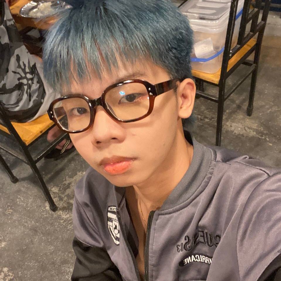 minwonrizz's tweet image. “thank god you’re not a photocard” selfies