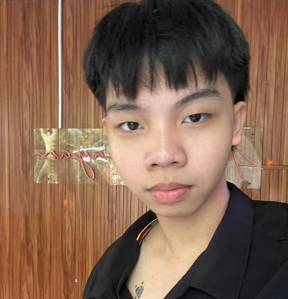 minwonrizz's tweet image. “thank god you’re not a photocard” selfies