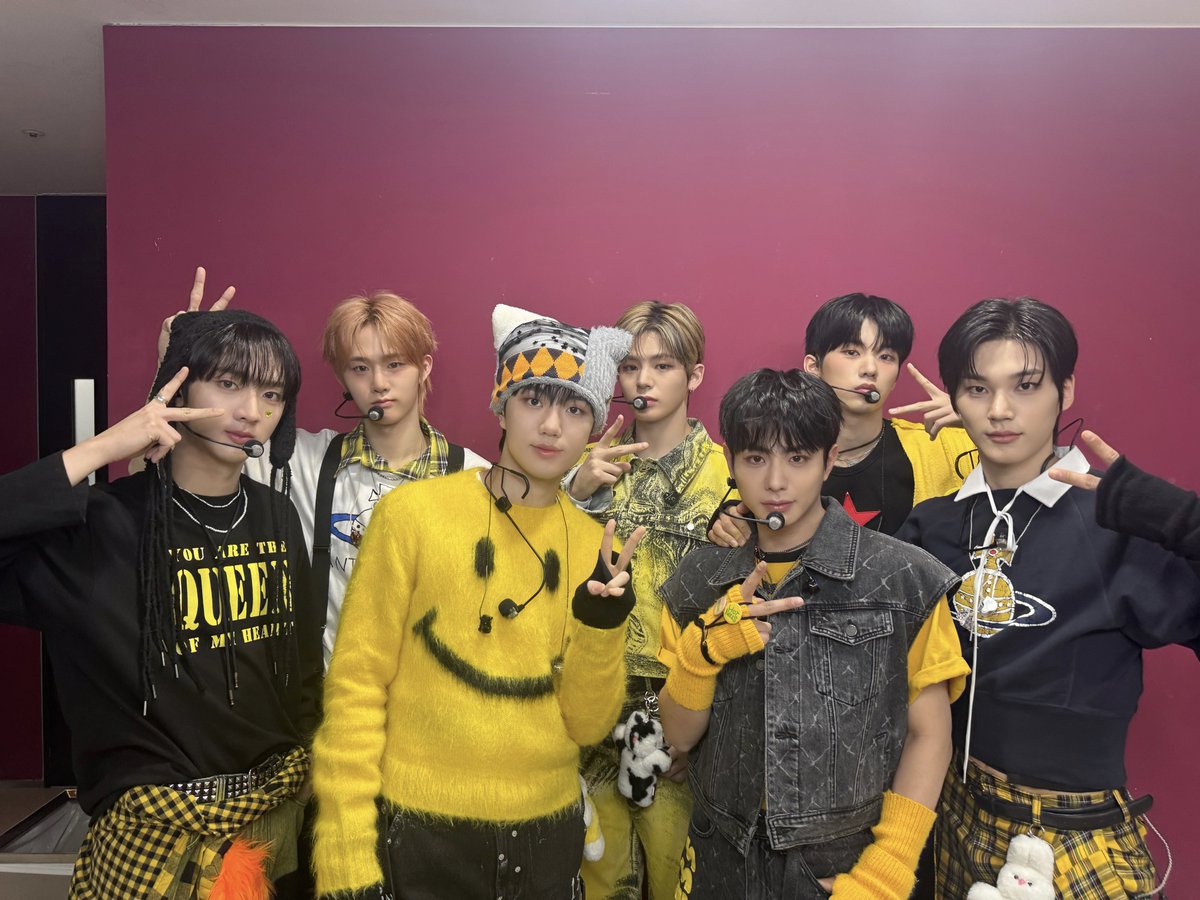 EVNNE_official's tweet photo. [📸]
250222
MBC #쇼음악중심

HOT하고 MESS한 이븐이들 💛
오늘도 이븐이 이븐했다🎵

#EVNNE #이븐
#HOT_MESS https://t.co/zPLCOh6kxp