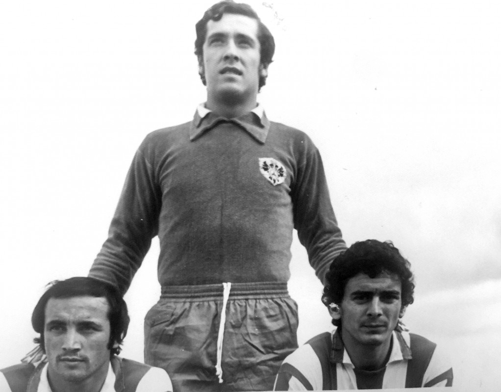 Nuestros ídolos
#futbolcentenarioTalavera 

Tres jugadores de los que marcaron una época en la década de los 70.
                            Martín
Manrique                           Casquero