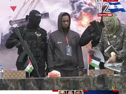 REGARDEZ BIEN :

Cet homme capuche sur la tête s'appelle Avera Mengistu. Il est atteint de troubles mentaux.
Il est Israélien, otage du Hamas depuis... 2014.

Ces ordures islamistes palestiniens ont retenu un malade pendant plus de 10 ans.

Le monde doit savoir.