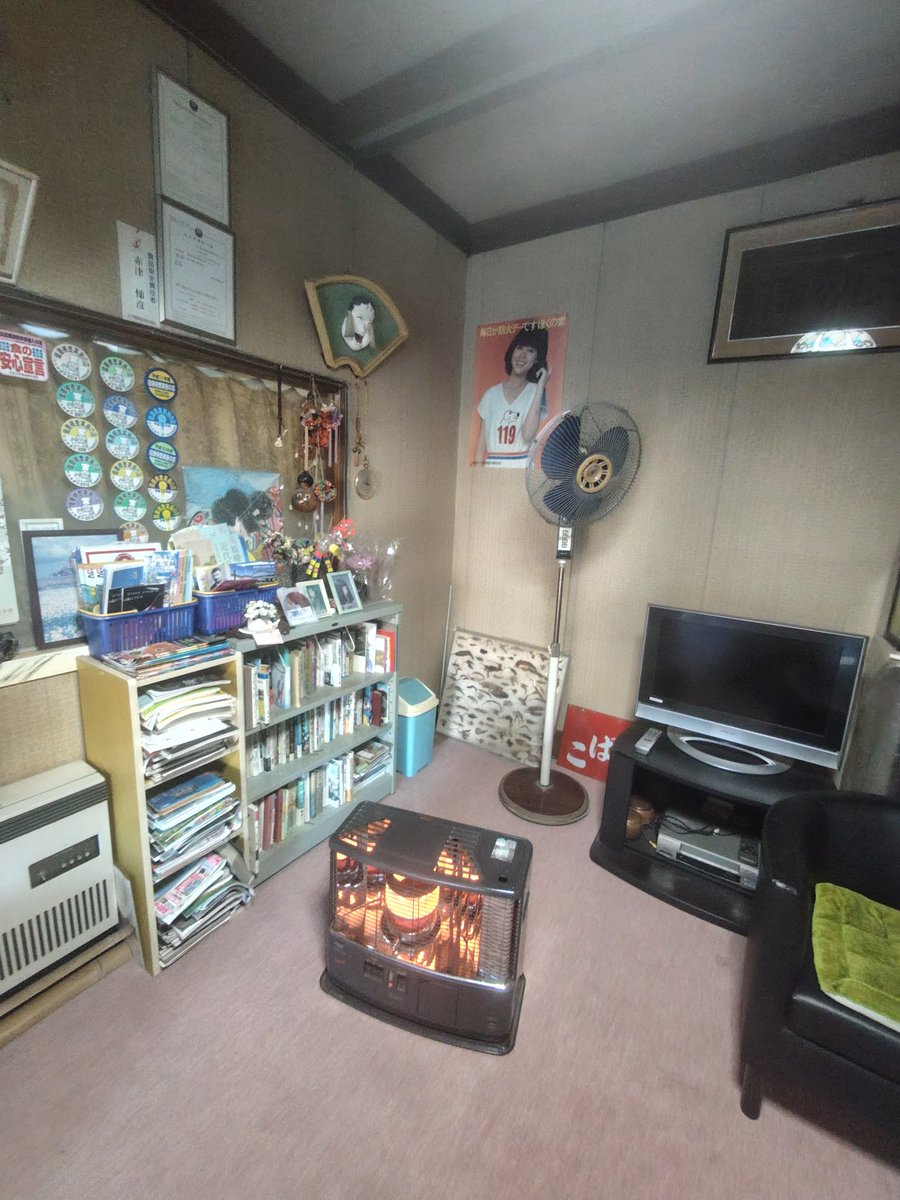 ymickey629's tweet photo. 昭和な宿。待合室に聖子ちゃんのポスター、部屋のTVは箱型、もちろん鍵なし。茶色の温泉に惹かれて来たんですが、20∶15までしか入れないのがちょっと残念。 https://t.co/ywPcInX713