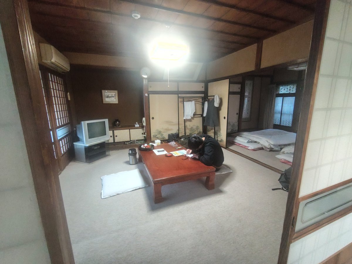 ymickey629's tweet photo. 昭和な宿。待合室に聖子ちゃんのポスター、部屋のTVは箱型、もちろん鍵なし。茶色の温泉に惹かれて来たんですが、20∶15までしか入れないのがちょっと残念。 https://t.co/ywPcInX713
