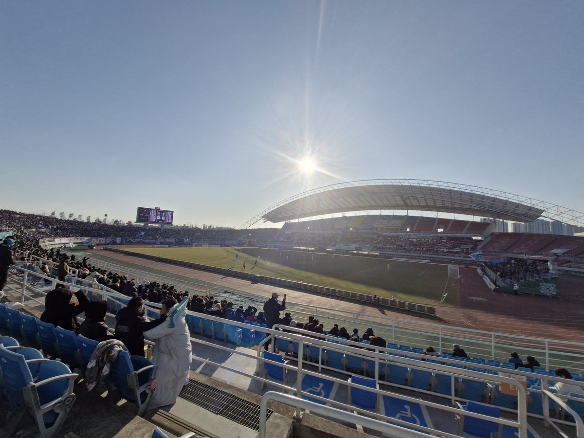 mikeogc's tweet photo. Ansan Vs Suwon BW   Season opener and the away section is packed. Can the Green Wolves keep Suwon at bay? #KLeague #안산그리너스 #안산 #CoA https://t.co/vub54uV7WJ