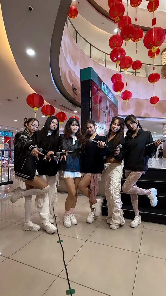 [FINA LIVE]

Soundcheck at Fishermall Q. Ave done! Can't wait to perform in a bit 🌹

#FINA #EAMWxFINA #FINAatFishermall