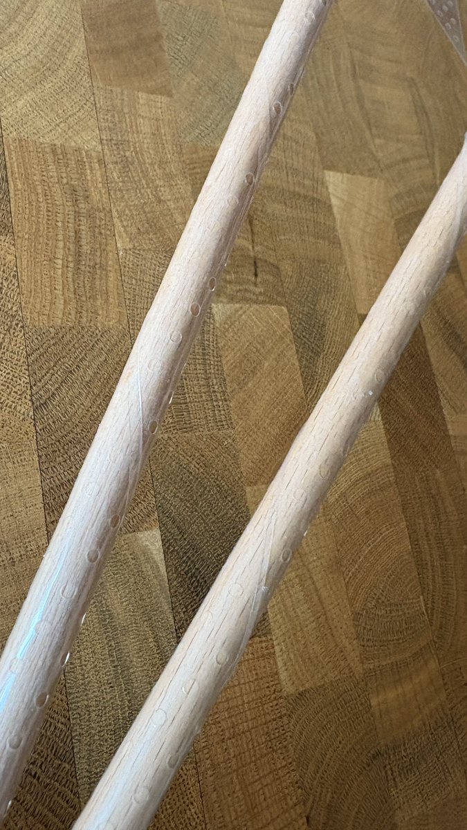 大好評の「CLEAR GRIP」はマレットでも使える‼️
マリンバ等で「4本マレット」という片手に2本持ちすることがあります。
取り付けには少しだけ加工が必要です。
CLEAR GRIPの斜めカットの長さはスティックの円周の長さです。マレットは少し細いので、その円周長さに合わせて少しカットしてください。