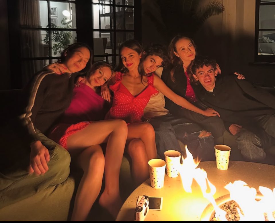 new photo of joe locke with olivia rodrigo, laufey, madison hu, irisa apatow and conan gray!