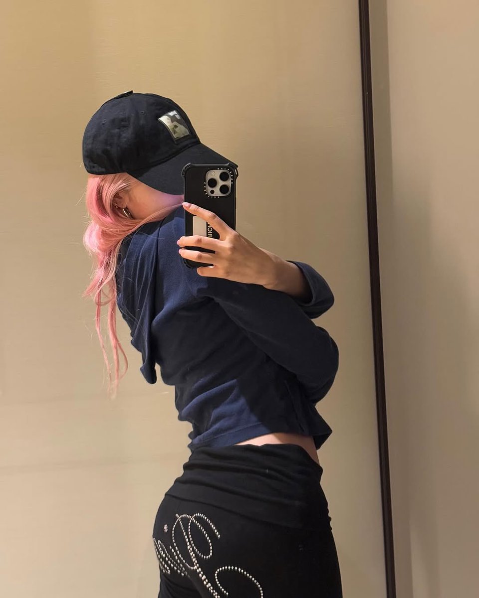 Body bang! Who else can pull it off this flawlessly? No extra effort, no fuss. Just me, a hat pulled low, and an aura that does all the talking. Even with half my face hidden, you still see it, yeah, I thought so.