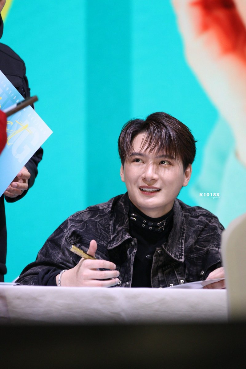 k1018x's tweet photo. 252202 #KristFansigninBeijing a warm summer smile in the winter 🌞

#KristPerawat 
@kristtps https://t.co/s08XdFQ6Yx