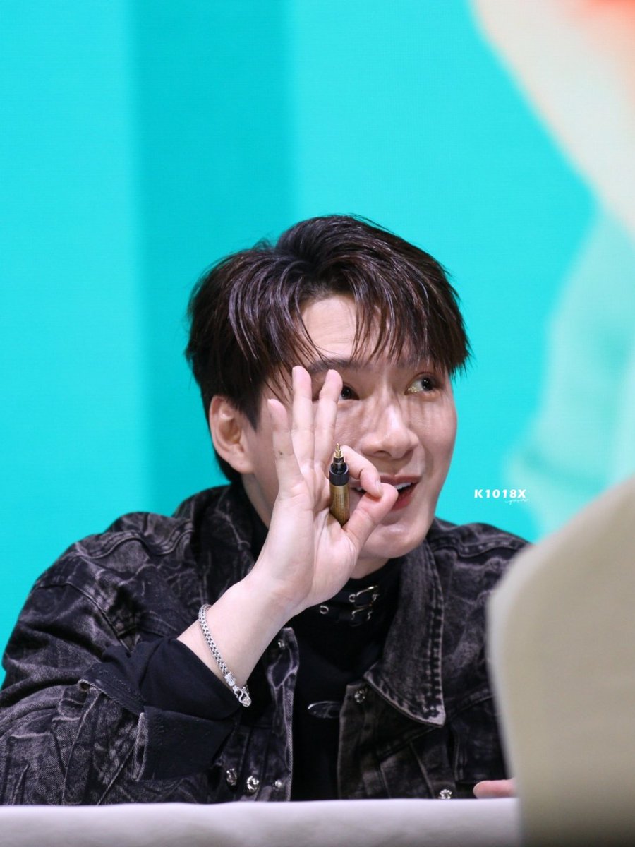 k1018x's tweet photo. 252202 #KristFansigninBeijing a warm summer smile in the winter 🌞

#KristPerawat 
@kristtps https://t.co/s08XdFQ6Yx