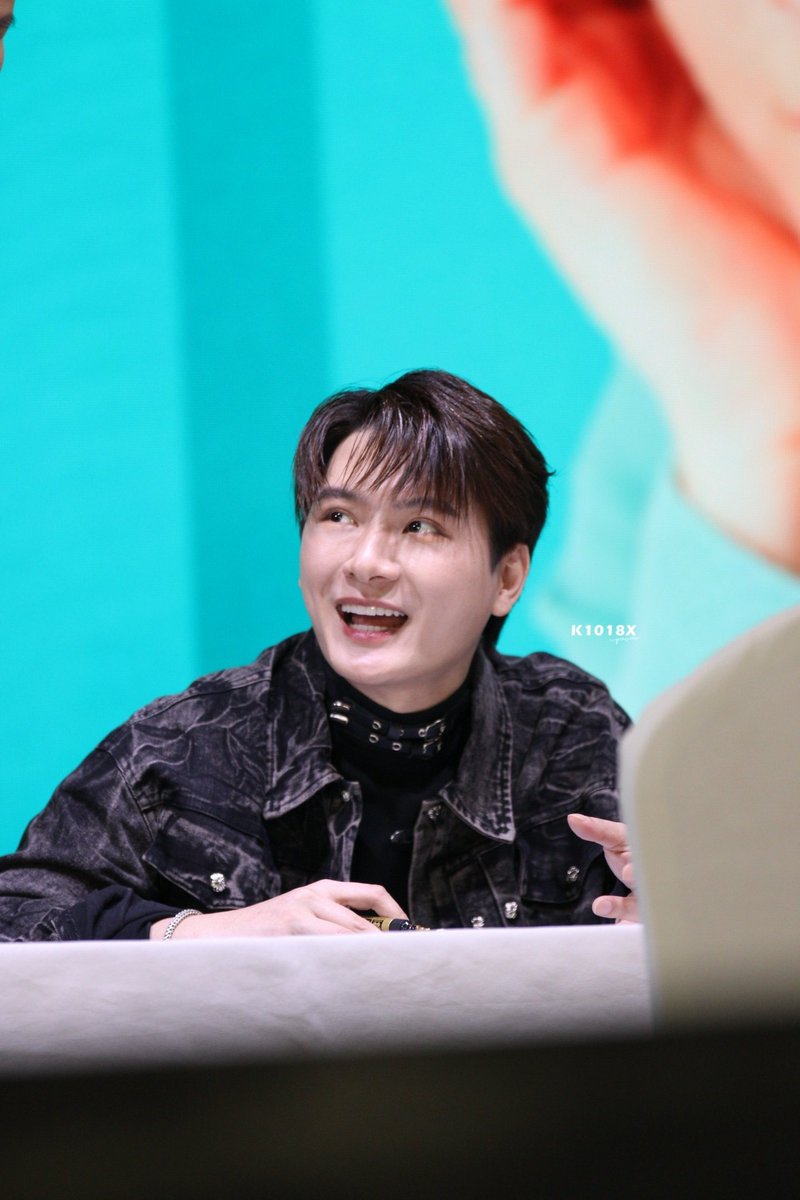 k1018x's tweet photo. 252202 #KristFansigninBeijing a warm summer smile in the winter 🌞

#KristPerawat 
@kristtps https://t.co/s08XdFQ6Yx