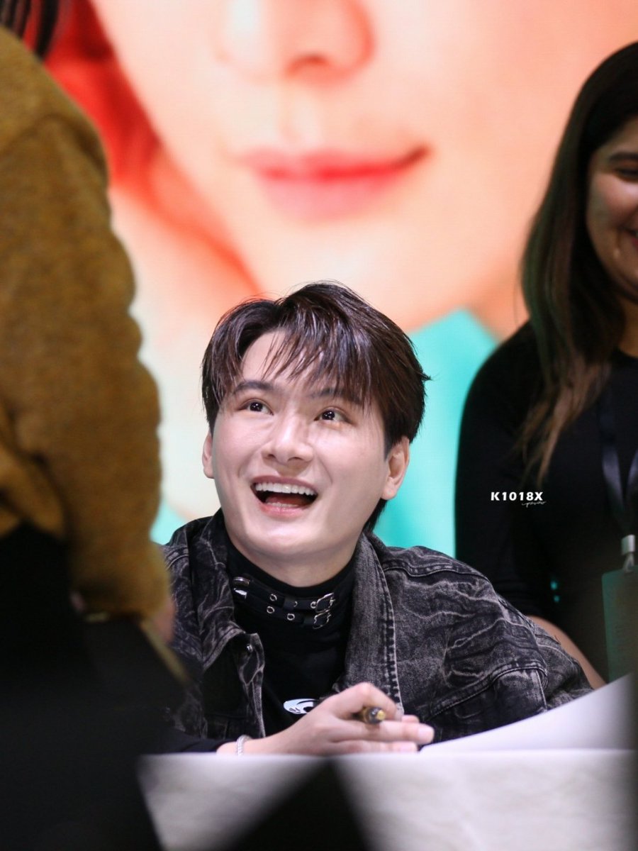 k1018x's tweet photo. 252202 #KristFansigninBeijing a warm summer smile in the winter 🌞

#KristPerawat 
@kristtps https://t.co/s08XdFQ6Yx