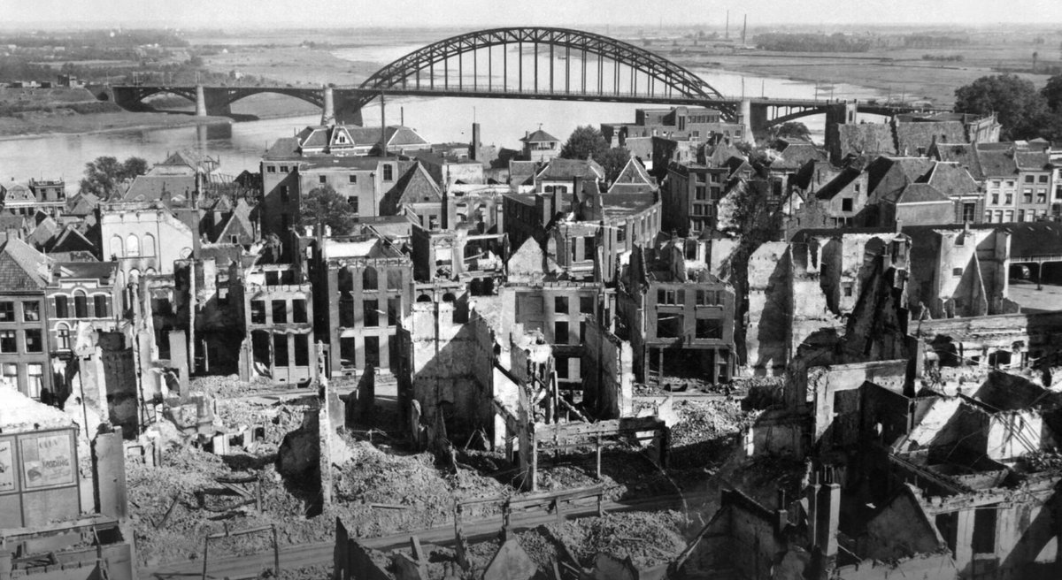 Nijmegen, 22 februari 1944. De Amerikaanse luchtmacht bombardeerde de stad. Ongeveer 800 mensen werden bij deze actie gedood en grote delen van de oude binnenstad werden in puin gelegd. Het Plein 1944, in het hart van de stad, herinnert nog altijd aan de ravage die de bommen