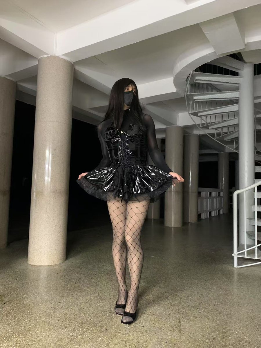 【男娘专访】第100期 深圳露出男娘
这个专题所有的内容皆出自被采访人的自述，我只做了文字整理，帮助大家了解男娘们女装的心路历程，欢迎各位评论转发讨论。
本期男娘:<a href="/huahua52020/">麦麦</a>
#男娘 #女装大佬 #伪娘 #cd #女装子