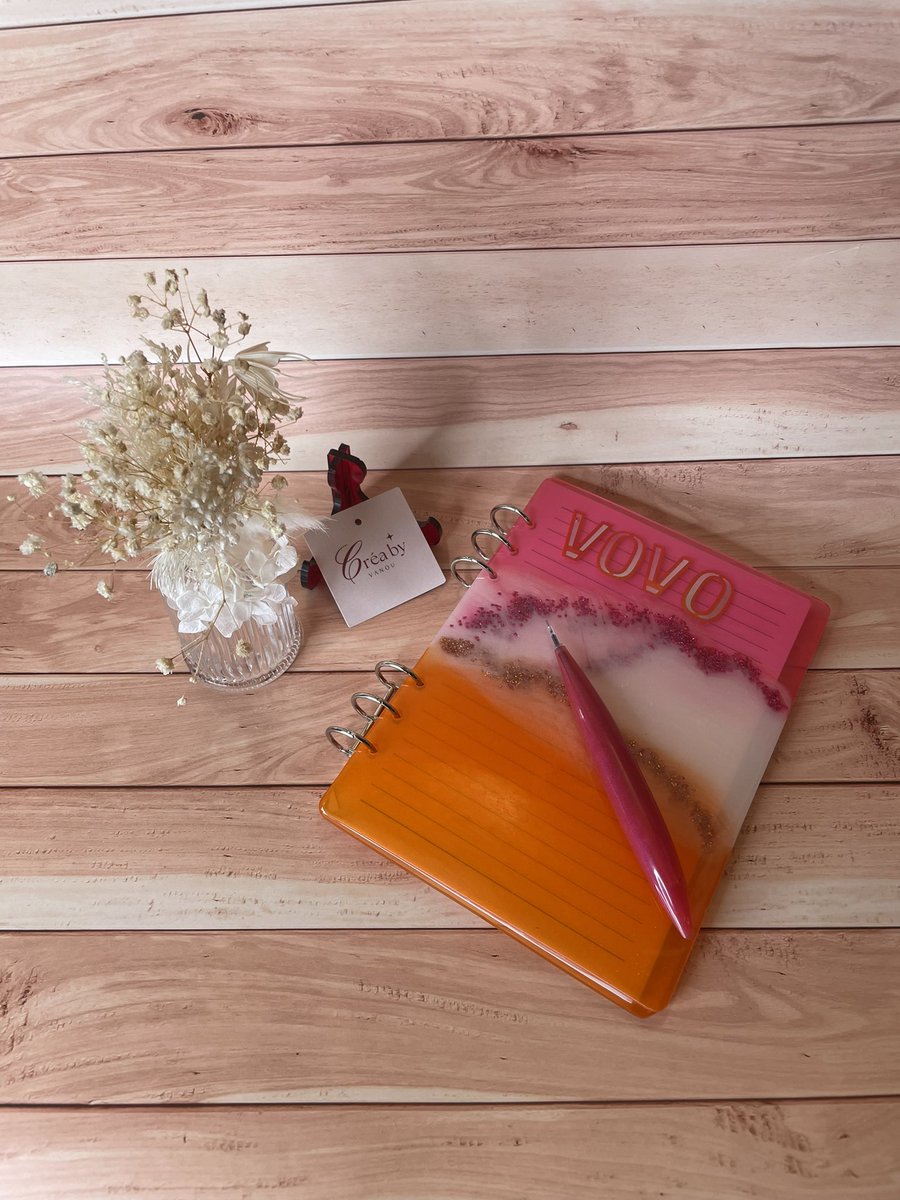 alaedgard's tweet photo. 📒✨ Cahier Personnalisé en Résine pour Vovo ✨📒

Pour faire un cadeau unique et plein de peps, j’ai créé ce cahier en résine aux tons rose et orange, avec de jolies paillettes pour une touche scintillante. 💖🧡✨
#DIY https://t.co/fpDaVkNsZG