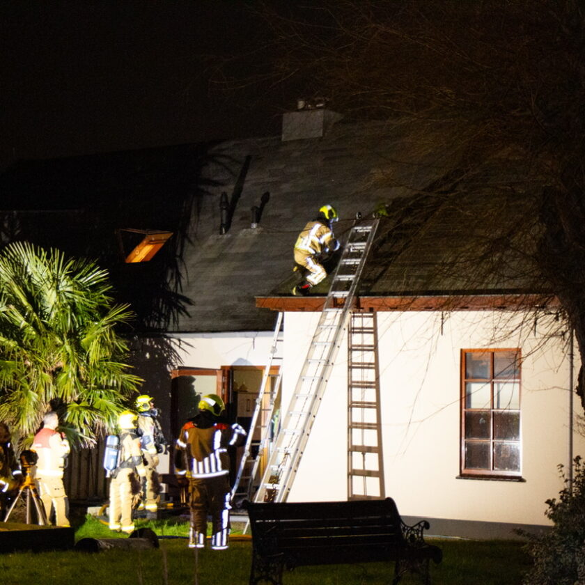 Brand in dak van woning in Nieuwe Wetering