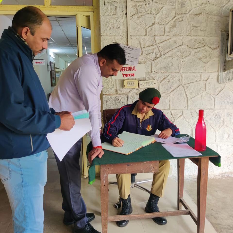 IaSouthern's tweet image. ‘Nurturing Care and Compassion’
#APS_Devlali

Kudos to the students of Army Public School, #Devlali, for showing kindness and dedication through their volunteer work at #ECHS under the #Sparsh program. Through their #Asha_Milap activities twice a week, they are making a…