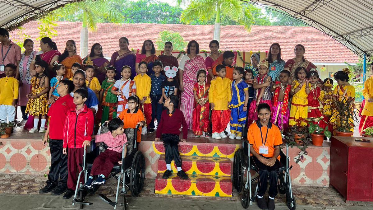 IaSouthern's tweet image. ‘Nurturing Care and Compassion’
#APS_Devlali

Kudos to the students of Army Public School, #Devlali, for showing kindness and dedication through their volunteer work at #ECHS under the #Sparsh program. Through their #Asha_Milap activities twice a week, they are making a…