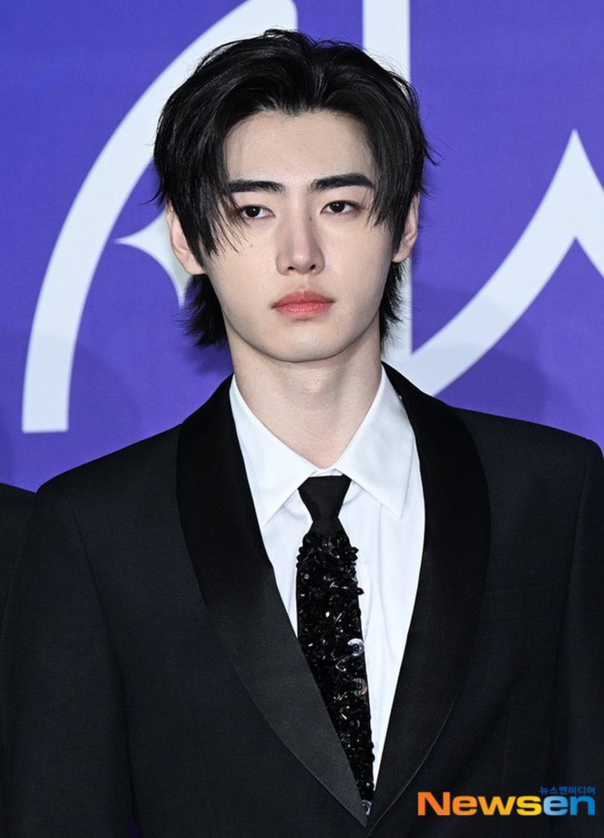 sagicidal's tweet photo. i personally think sunghoon deserves a daesang just for looking like that https://t.co/bVlPaq0j87