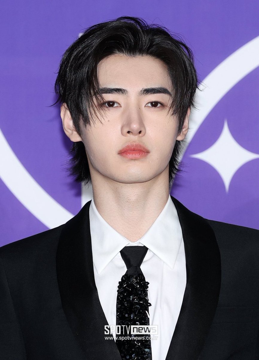 sagicidal's tweet photo. i personally think sunghoon deserves a daesang just for looking like that https://t.co/bVlPaq0j87