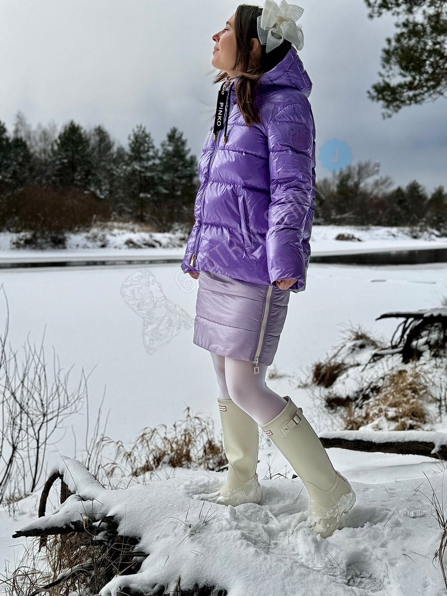Katrin_Shiny's tweet photo. 🌨️ Blizzard approach ❄️ The weather is crazy and I dress up in shiny snow- and waterproof for my outdoors 💜🦄

#glanznylon #glänzend #glossy #allshiny #shinynylon #nylon #shinypuffa #hunterboots #hunterstiefel #stiefel #wasserdicht #winterfashion #snowskirt #rainskirt #downskirt https://t.co/z2FPojsqM5