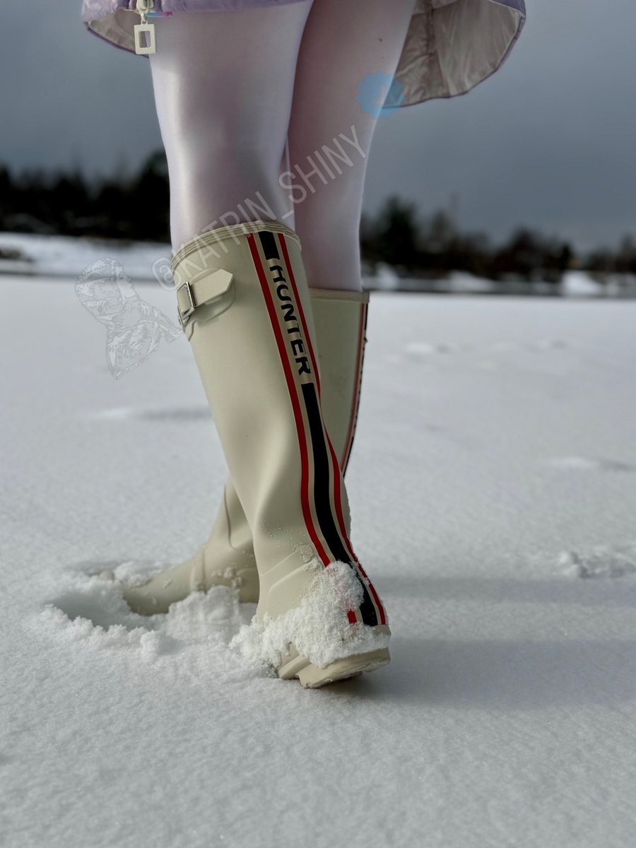 Katrin_Shiny's tweet photo. 🌨️ Blizzard approach ❄️ The weather is crazy and I dress up in shiny snow- and waterproof for my outdoors 💜🦄

#glanznylon #glänzend #glossy #allshiny #shinynylon #nylon #shinypuffa #hunterboots #hunterstiefel #stiefel #wasserdicht #winterfashion #snowskirt #rainskirt #downskirt https://t.co/z2FPojsqM5