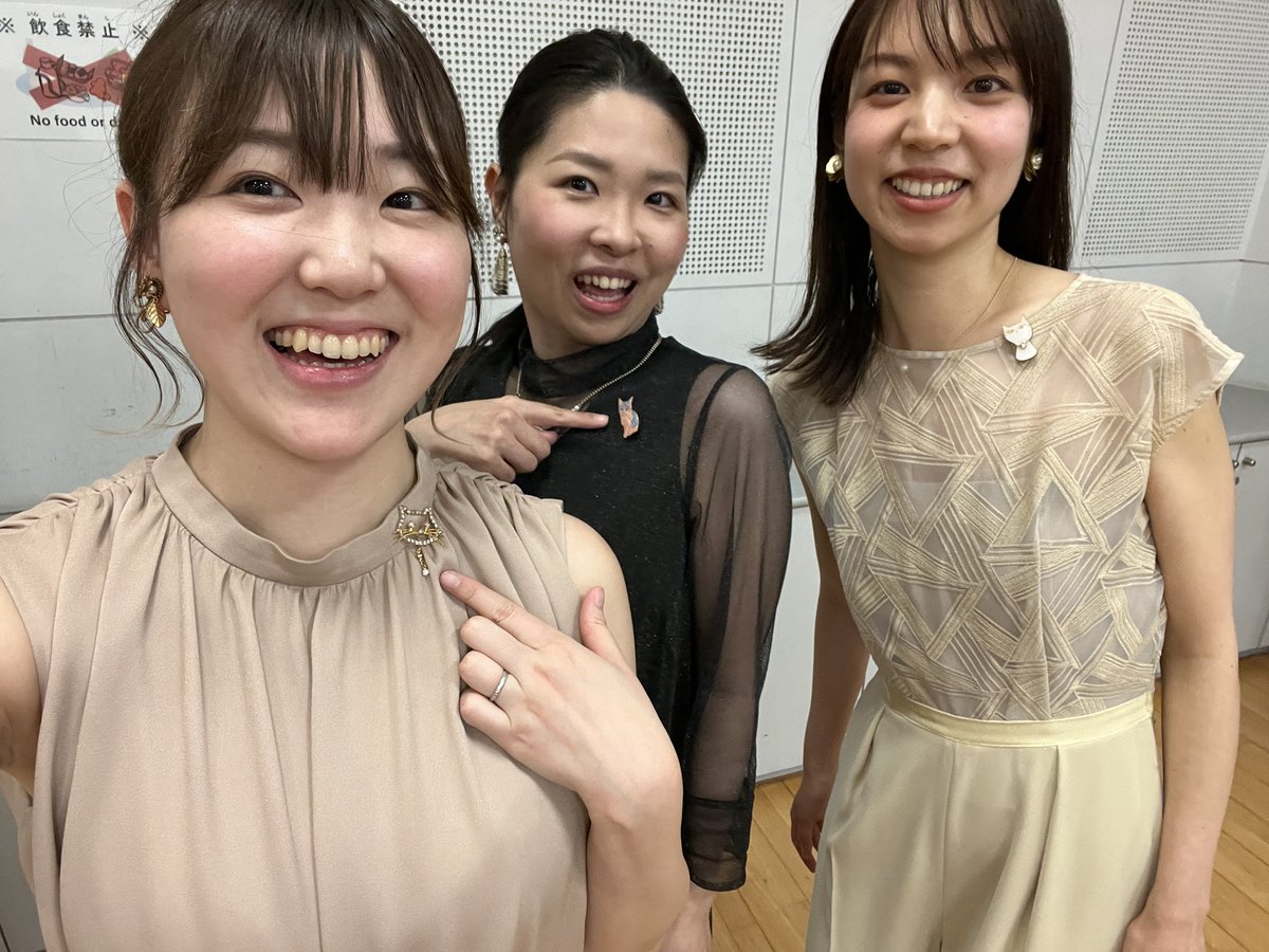 morinoflute_oma's tweet photo. 無事終演しました✨
吹き抜けのアトリウム、なんと3階まで隙間なく多くのお客様に座って聴いていただきました♫
ありがとうございました！
猫の日オリジナルメドレーはじめ、猫にまつわる楽曲を皆様と楽しみました😻✨

3人とも猫のブローチを着けてました〜🐈🌷

＃猫の日
＃にゃんにゃんにゃんの日 https://t.co/XJP1MAtx9x