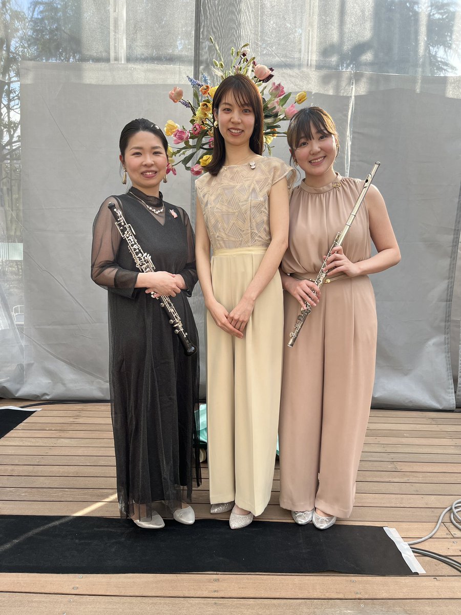 morinoflute_oma's tweet photo. 無事終演しました✨
吹き抜けのアトリウム、なんと3階まで隙間なく多くのお客様に座って聴いていただきました♫
ありがとうございました！
猫の日オリジナルメドレーはじめ、猫にまつわる楽曲を皆様と楽しみました😻✨

3人とも猫のブローチを着けてました〜🐈🌷

＃猫の日
＃にゃんにゃんにゃんの日 https://t.co/XJP1MAtx9x