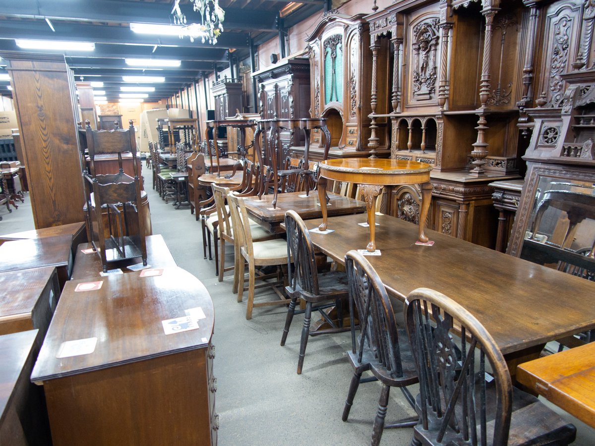 FLEX_Antiques's tweet photo. 今月2本目のコンテナ入荷です。
新入荷のスペースをあけるために別フロアはぎゅうぎゅうに詰めて並べることになってしまいました。
カップボードやブックケースのエリアも再び満員状態に。
買い付け時を思い出すような、現地にもこれほどのお店はないような情景になりました。 https://t.co/qApWROkabc