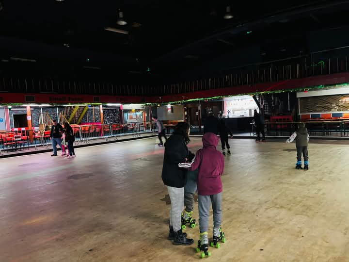 Rainbow_Stars1's tweet photo. Thursday saw us return to Gliderdome Boston for fun on wheels!! Over 30 of our members having the best time!!
#rollerdisco
#ageisjustanumber
#rainbowstarsonwheels https://t.co/Nhnm1alYZH