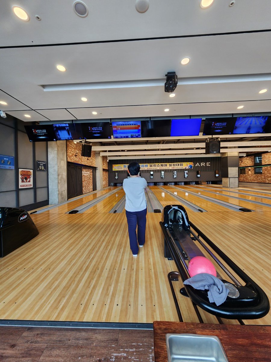 BQUAD_sports's tweet photo. 2월 정기모임 종목은 볼링이었습니다.
날씨가 너무 추웠지만 회원들과 함께여서 든든한 요즘입니다.
다들 감기 조심하세요^.^
#bquad #비혼 #비혼여성의_삶 #비혼주의자 #비혼주의 #비혼라이프 #운동 #볼링 #운동하는여자 #운동기록 https://t.co/Zt56bDsHZU