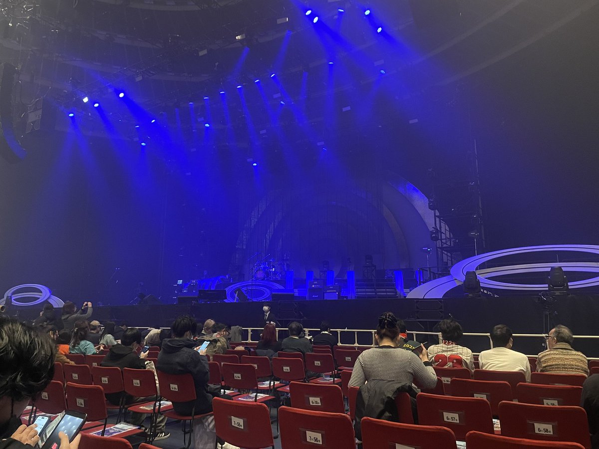 tak_kun99's tweet photo. The BIG Finale!
Forever In Our Hearts
スマホなら全編動画撮影OKって凄いな⭐️
#MrBig
#TheBIGFinal
#大阪城ホール
#ForeverInOurHeart
#Foreverの文字に弱い https://t.co/tlu65pHvci