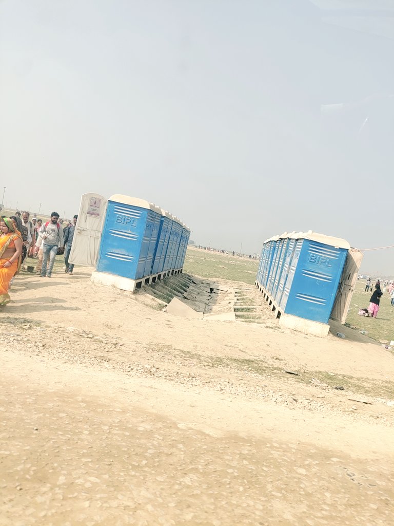 sp45944's tweet photo. @myogiadityanath @MahaaKumbh @AnityaKr @DM_PRAYAGRAJ @Prayagrajkumbh_ @prayagraj_pol पुलिस द्वारा अनथक प्रयास हो रहे हैं परन्तु सभी चौराहों एवं बीच के मोड़ बंद कर देने से ट्रैफिक की स्थिति भयंकर हो रही है। पार्किंग में सुविधाओं का अभाव। कोई खान पान की सुविधा नहीं,लाइट पानी नहीं https://t.co/9QVE8W0LbZ