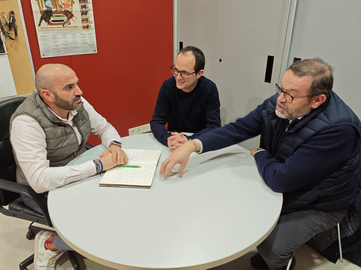 AlfonsCanela's tweet photo. Vista Alegre, un barri molt cohesionat i amb una ccvv molt implicada, sovint és objecte de visites de malfactors, per una situació prop de vies ràpides, amb robatoris a la farmàcia, furts a cotxes i propietats. Ahir vam ser-hi a escoltar i proposar solucions 
@JuntsperMataro https://t.co/SBCFY0V2Se